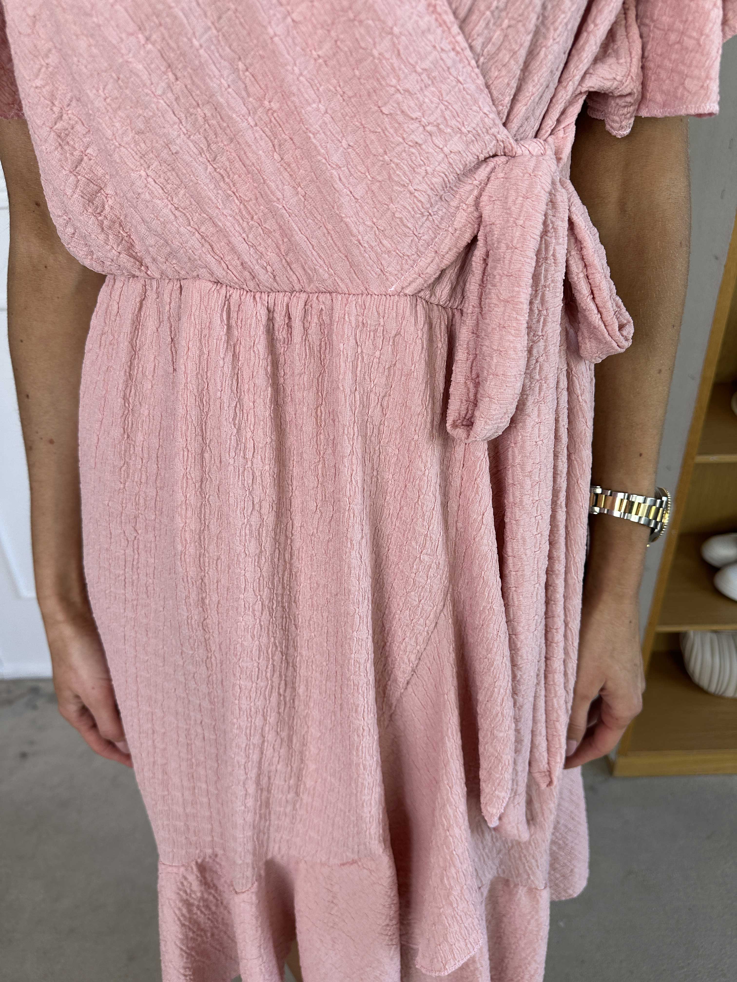 Eliana - Söt omlottklänning med volanger